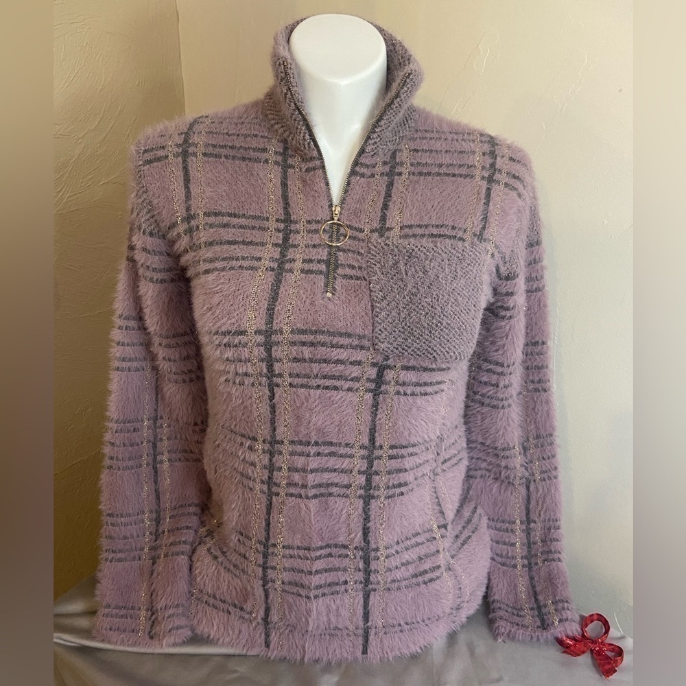Soft Light Purple Sweater~Gold Front Metal Zipper~Front Pocket~Size Medium